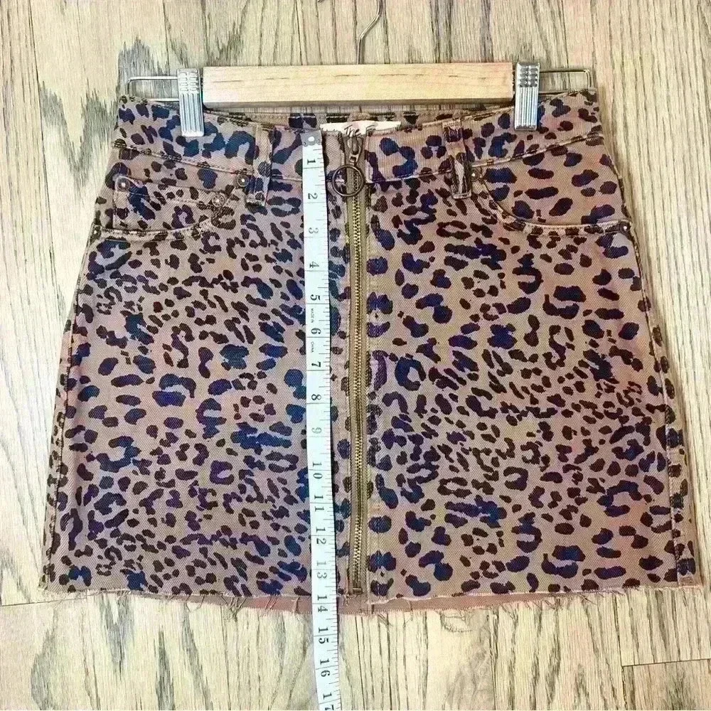 Free People We The Free Women's Zip It Up Leopard Printed Miniskirt Size 26 R - Picture 9 of 16